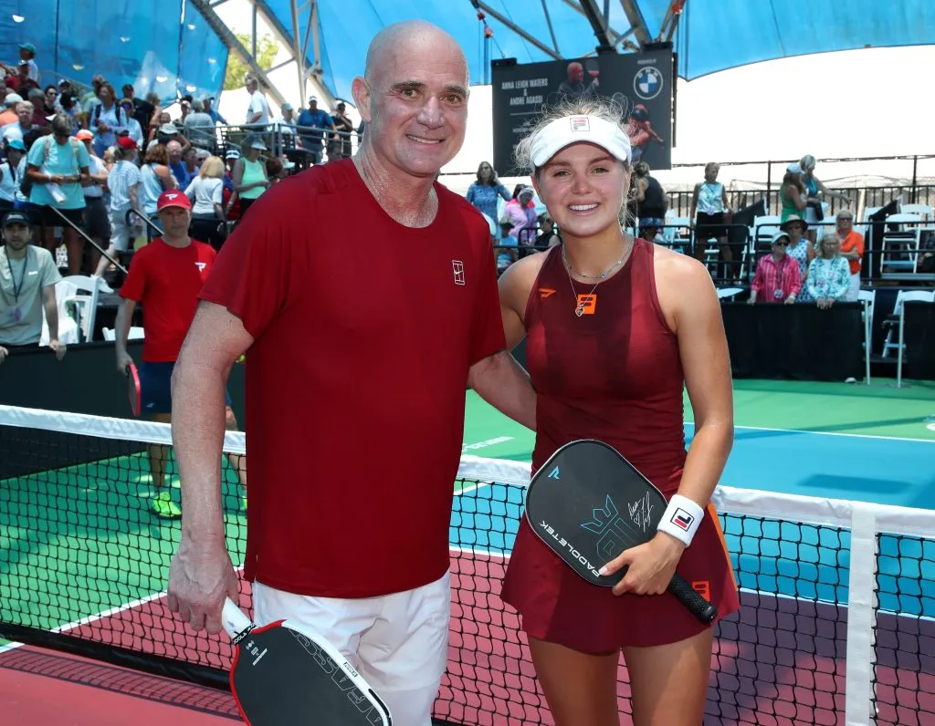 Andre Agassi y su joven compañera de pickleball.