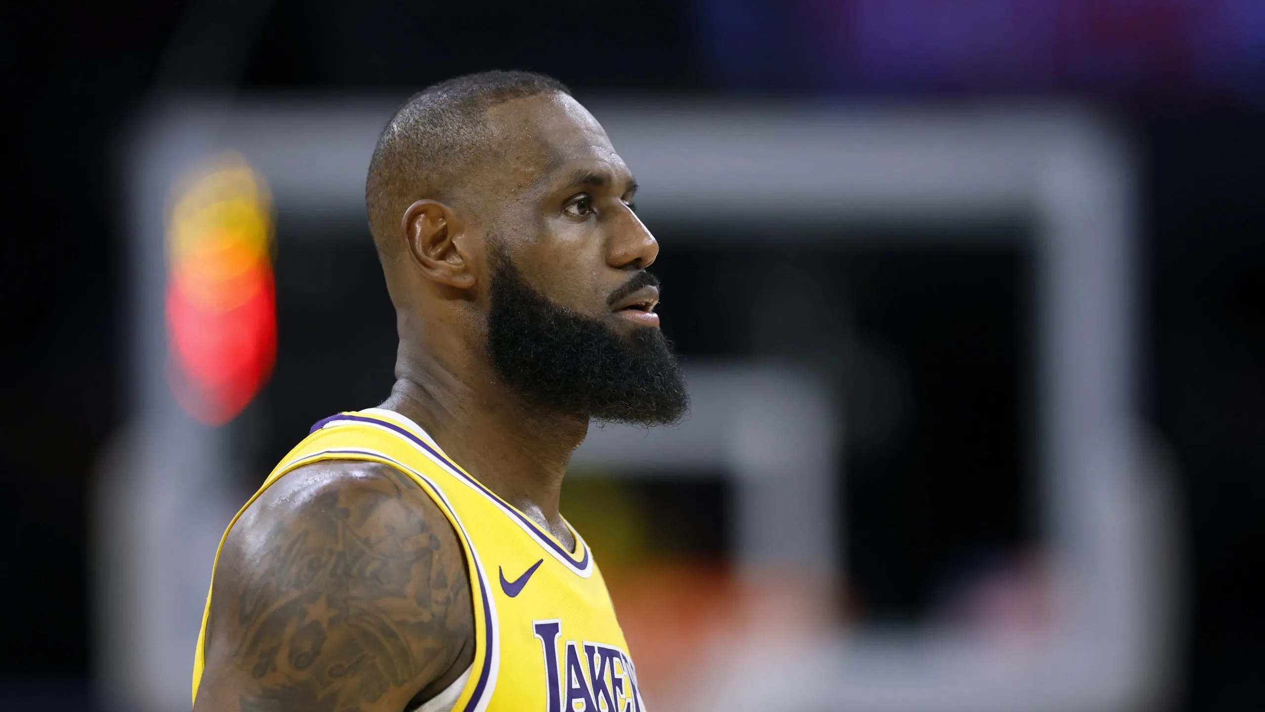 LeBron James había firmado un contrato multimillonario con Nike antes de debutar en la NBA.
