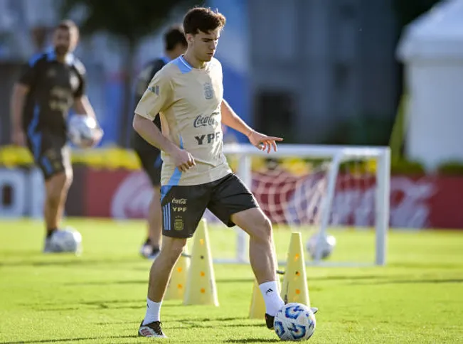 Máximo Perrone busca sumar minutos y entrar en consideración para el Mundial 2026.