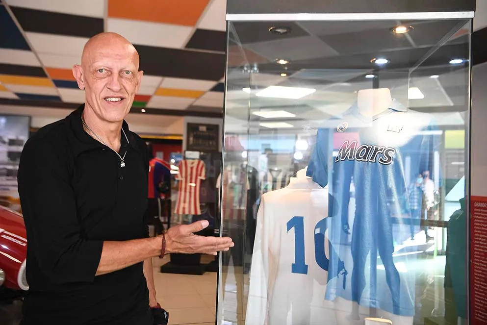 Dertycia y las dos camisetas de Diego que están en el museo, la celeste tiene el número 16. Foto Prensa Córdoba