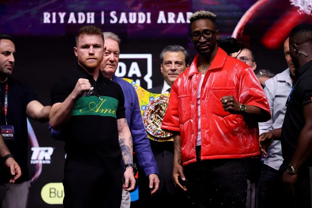 Canelo Álvarez y William Scull antes de los pesajes. (Richard Pelham/Getty Images)