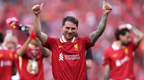 Alexis festeja el campeonato de Liverpool.