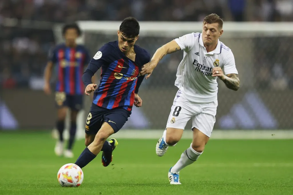 Pedri González y Toni Kroos en un Barcelona vs. Real Madrid. (Getty Images)
