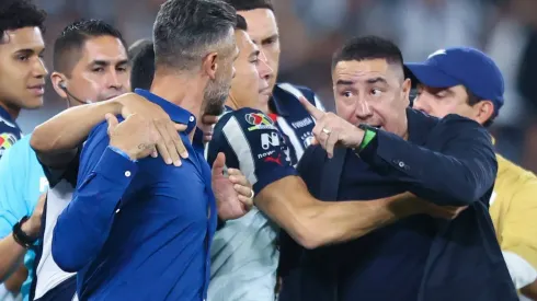 Martín Demichelis casi se va a las piñas con Efraín Juárez sobre el final del Monterrey vs. Pumas.