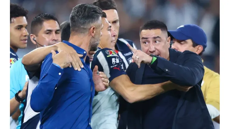 Martín Demichelis casi se va a las piñas con Efraín Juárez sobre el final del Monterrey vs. Pumas.