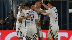 Los jugadores de Boca festejan el gol de Zenón contra Tigre.