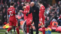 Arne Slot le da indicaciones a Alexis Mac Allister.