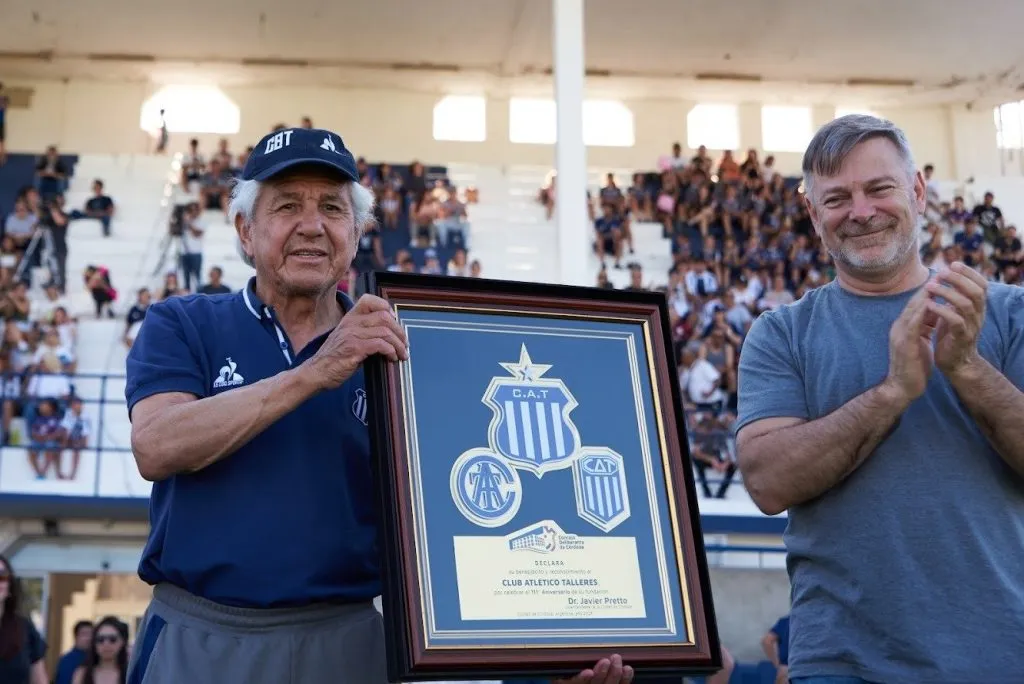 Uno de los homenajes que le realizó hace tiempo Talleres.