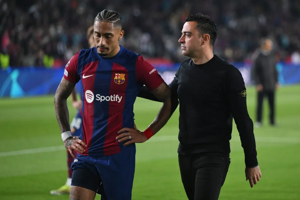 Raphinha y Xavi Hernández en la etapa que coincidieron en Barcelona. (Getty Images)
