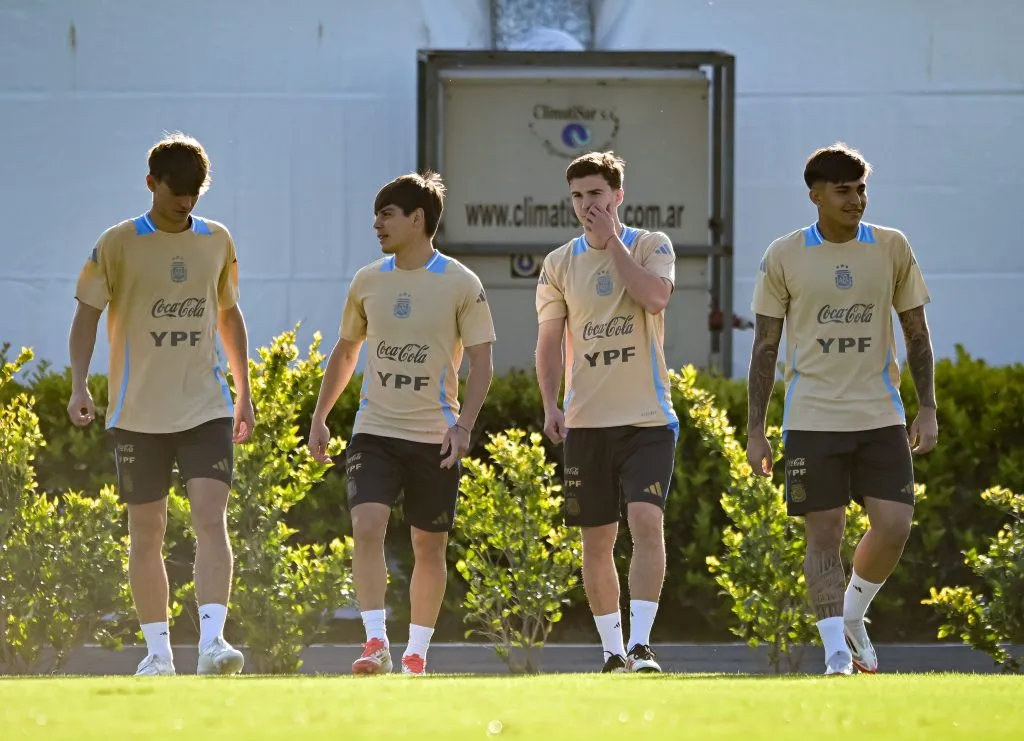 Nico Paz y Maxi Perrone junto a Benjamín Domínguez y Santiago Castro de Bologna, en la última convocatoria de la Selección Argentina.