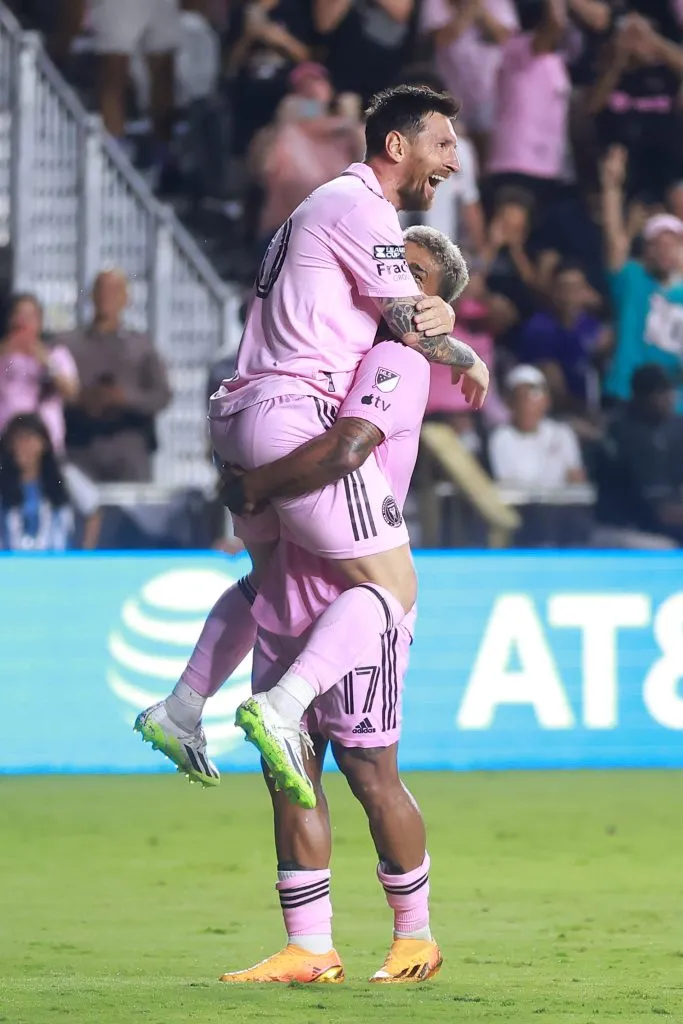 Lionel Messi celebrando un gol junto a Josef Martínez.