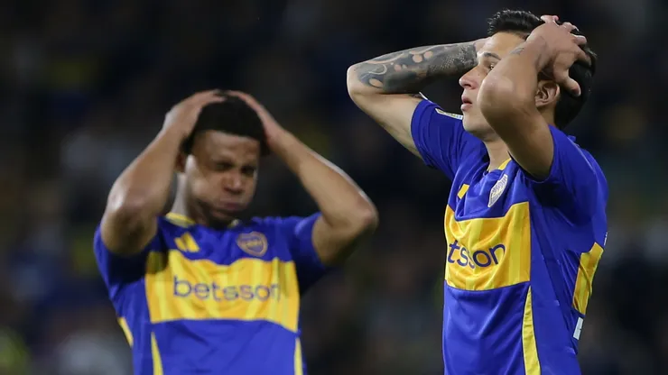 Brian Aguirre se lamenta junto a Frank Fabra.