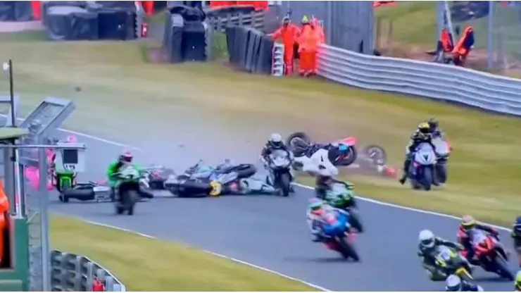 Tragedia en el motociclismo: dos pilotos murieron en un choque múltiple con 11 implicados