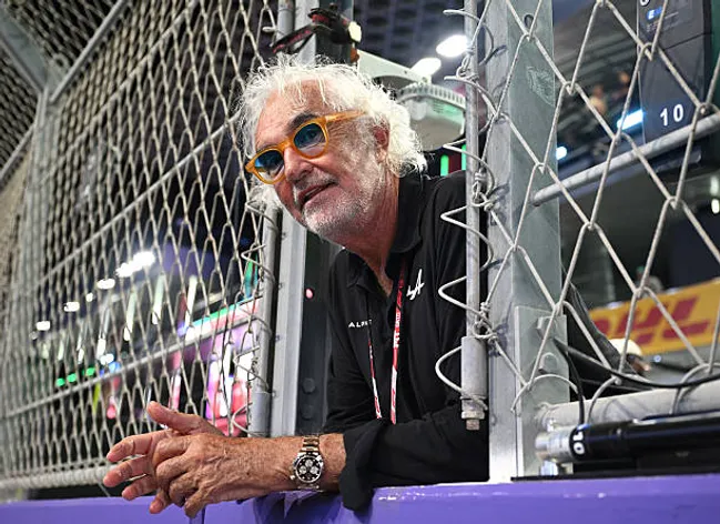 Briatore estará mirando Franco, hay que ser cauto y cuidar el auto. Pero también darle algo para que crea que tomó la decisión correcta.