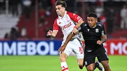 Racing y Huracán se enfrentan en Montevideo.