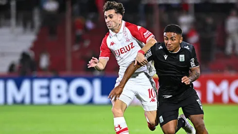 Racing y Huracán se enfrentan en Montevideo.