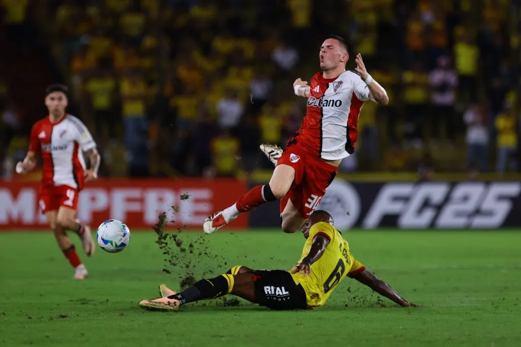 La dura entrada de Chalá a Mastantuono. (Foto: Getty).