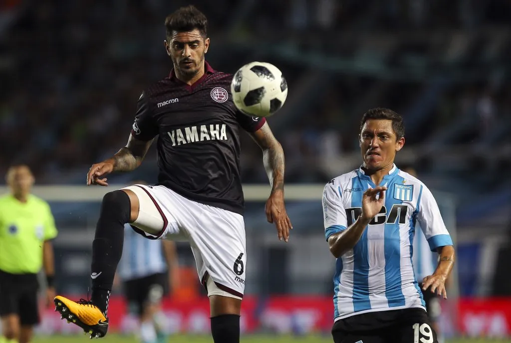 Román Martínez jugando en Lanús ante Racing.