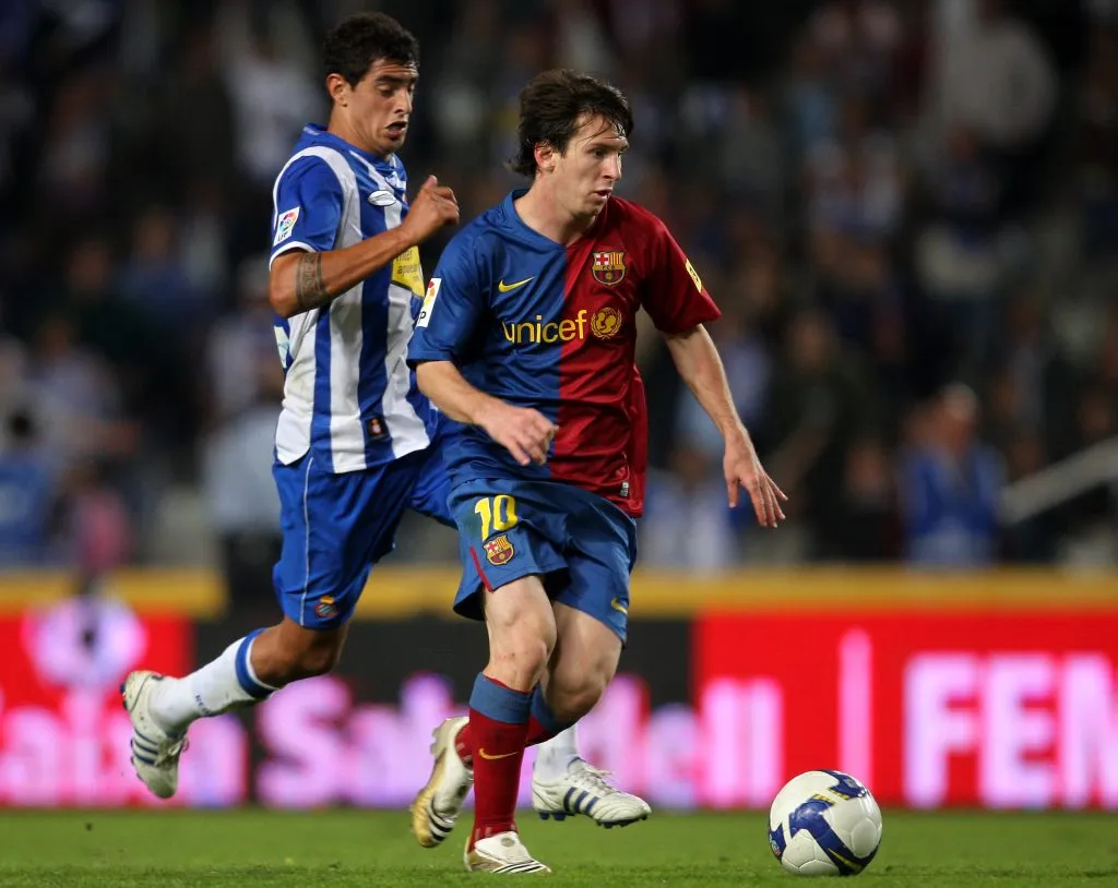 Román Martínez marcando a Messi en un clásico catalán.