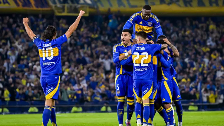 Edinson Cavani y otros jugadores de Boca festejando un gol en La Bombonera. (Getty)
