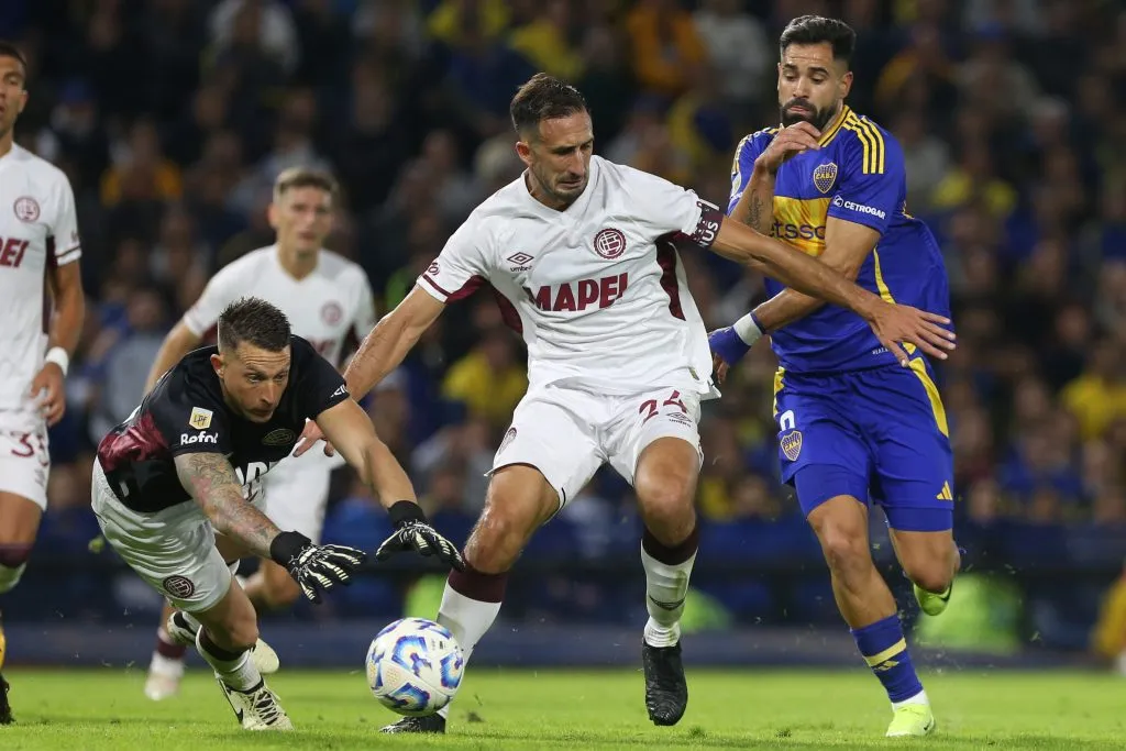 Izquierdoz marca a Milton Giménez. (Foto: Getty).