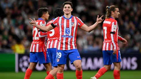 Julián Alvarez se sumó al festejo del Club Argentino que ascendió a la primera división regional de Madrid.