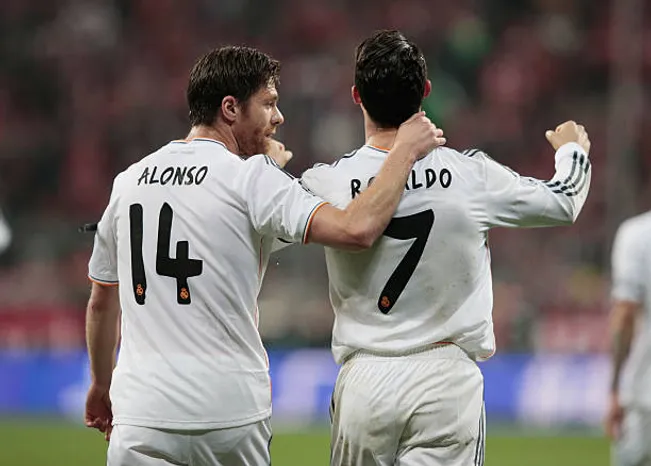 Xabi Alonso y Cristiano Ronaldo compartieron equipo en Real Madrid entre 2009 y 2014.