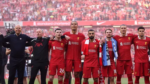 Los jugadores del Liverpool celebran el título de la Premier League.
