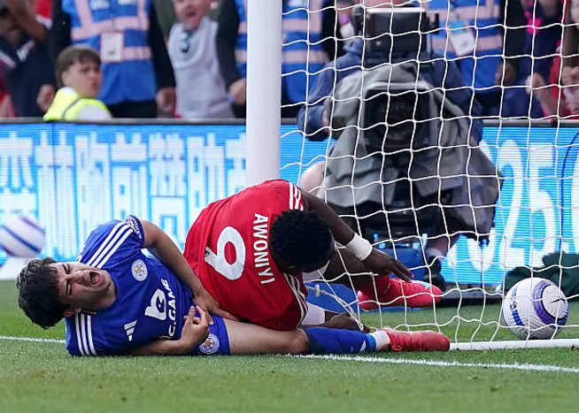 Taiwo Awoniyi impactó contra el palo y sufrió una lesión severa.