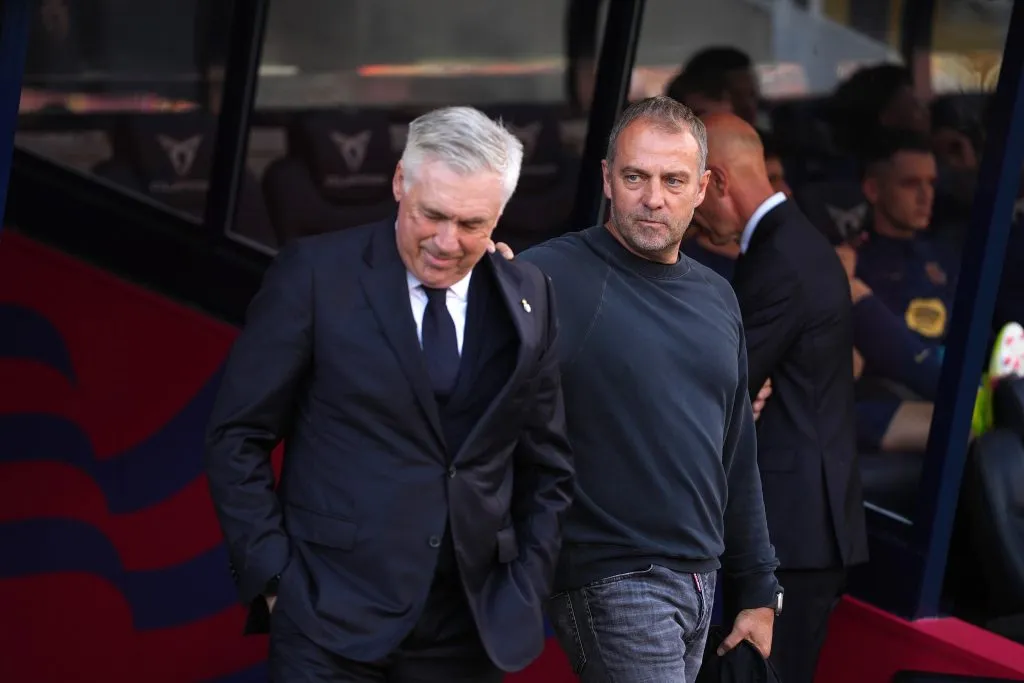El encuentro entre Ancelotti y Hansi Flick durante el último clásico.