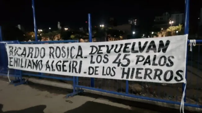 Una de las banderas que apareció en La Bombonera.