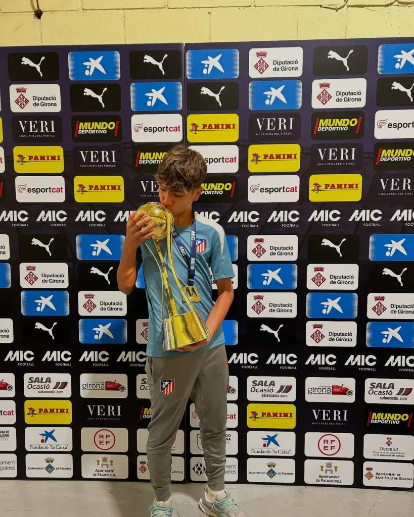 El hijo de Augusto, Benjamín, con la copa que ganó con el Atlético. Foto IG Benjamín Fernández