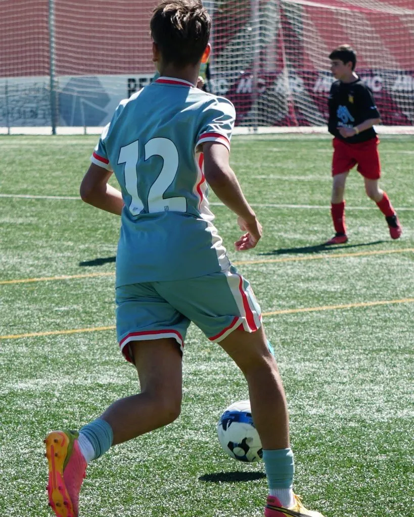 Benjamín usa la 12 como su papá, pero es defensor. Foto IG Benjamín Fernández.