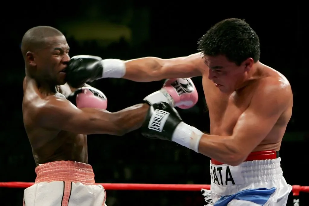 Mayweather arrebató a Baldomir su condición de campeón mundial.