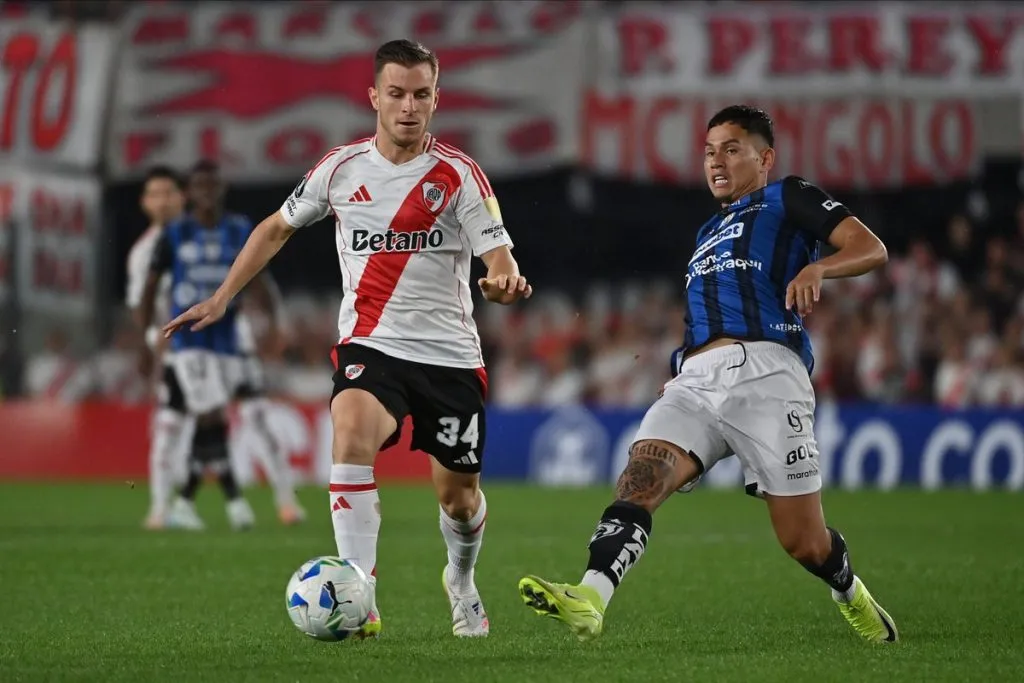 Galoppo en la disputa de una pelota. (Foto: Prensa River)