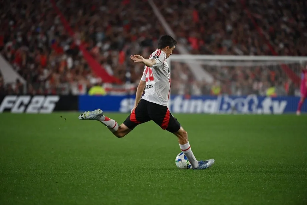 Nacho Fernández y el esférico. (Foto: Prensa River)