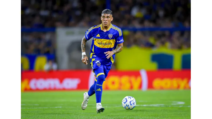 BUENOS AIRES, ARGENTINA - JANUARY 26: Ayrton Costa of Boca Juniors drives the ball during a Torneo Apertura Betano 2025 Group A match between Boca Juniors and Argentinos Juniors at Estadio Alberto J. Armando on January 26, 2025 in Buenos Aires, Argentina. (Photo by Marcelo Endelli/Getty Images)