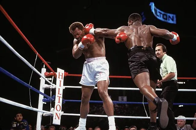 Tyson venció a Pink Thomas por KO para retener el campeonato mundial tras 17 golpes en la cara.