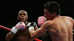 Carlos Baldomir enfrentando a Floyd Mayweather.