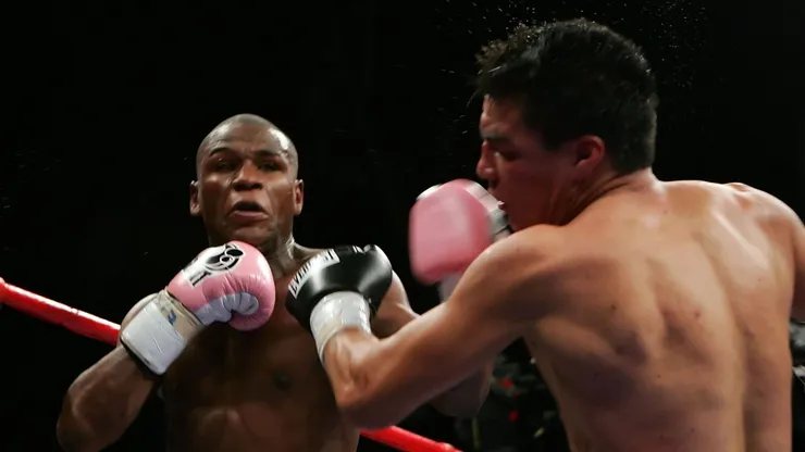 Carlos Baldomir enfrentando a Floyd Mayweather.