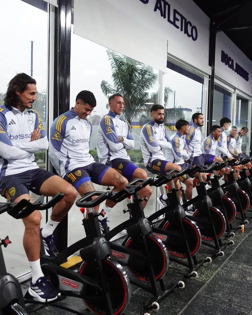 Con Fabra bostezando, la foto que generó malestar en los hinchas de Boca (@BocaJrsOficial).