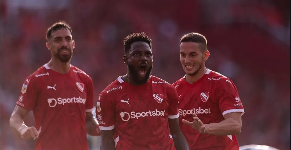 Álvaro Angulo, el lateral goleador de Independiente que sueña con convertir un gol en La Bombonera (Foto: @alvaroanguloficial).