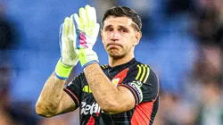 Emiliano "Dibu" Martínez emocionado tras el triunfo de Aston Villa sobre Tottenham.