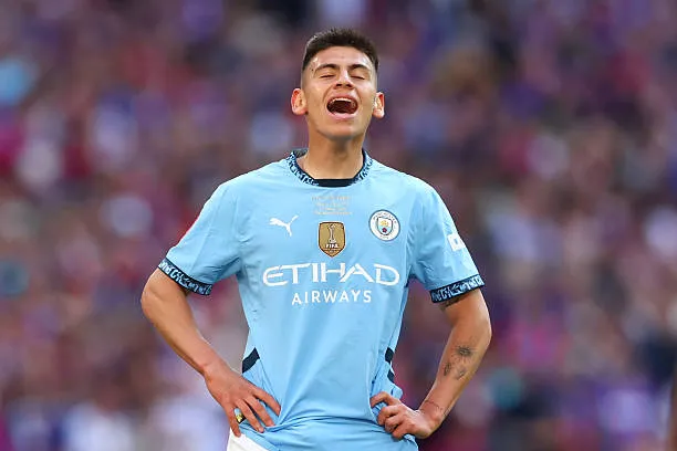 Claudio Echeverri en su debut con Manchester City. (Getty Images)