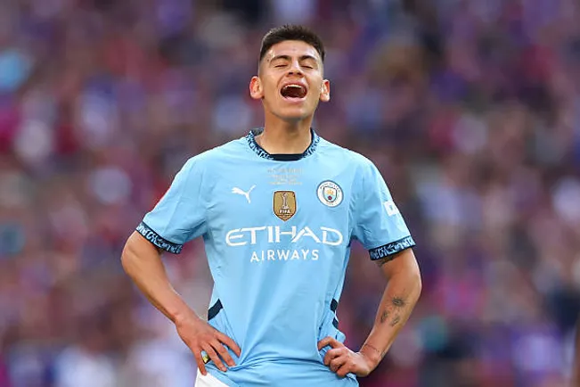 Echeverri debutó en el City pero no pudo convertir. Tuvo chances.