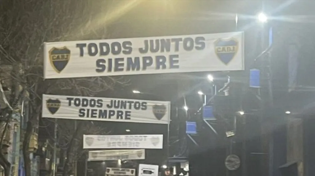 “Todos juntos siempre”, los pasacalles que aparecieron en La Bombonera antes del duelo contra Independiente.