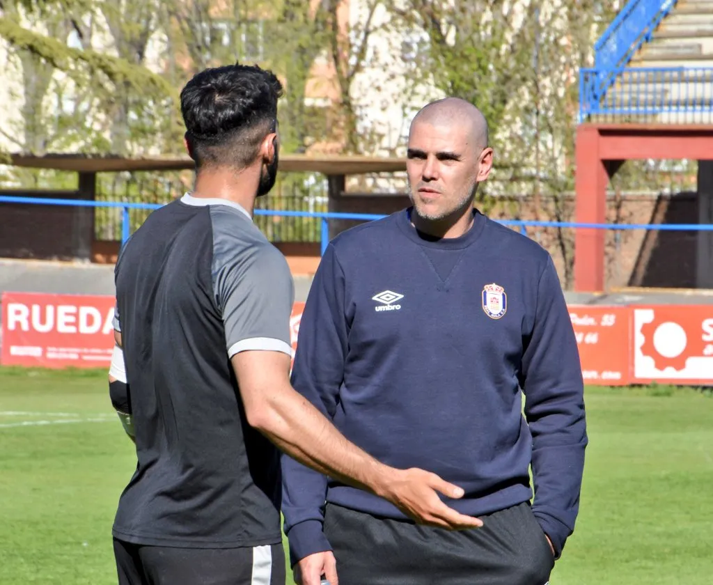 Valdés intentó conseguir el ascenso con el Real Ávila, no pudo y se fue (@RealAvilaFC)