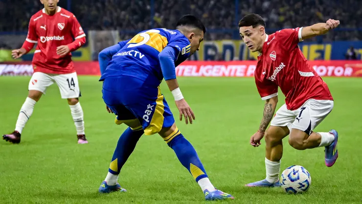 Santiago Montiel ante Boca.