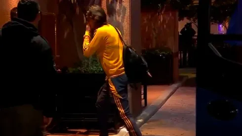 "¡Ladrones!": los hinchas de Boca insultaron a Cavani, Marcos Rojo y el Consejo de Fútbol en la puerta del hotel