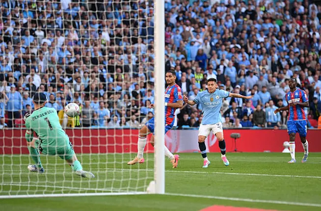 Guardiola destacó el debut de Echeverri